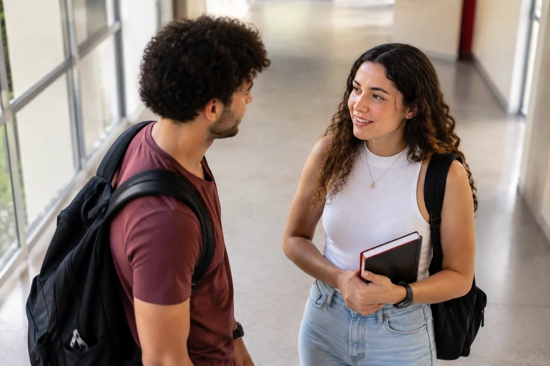 Grupo reduzido em volta de uma mesa comprida lendo teses impressas